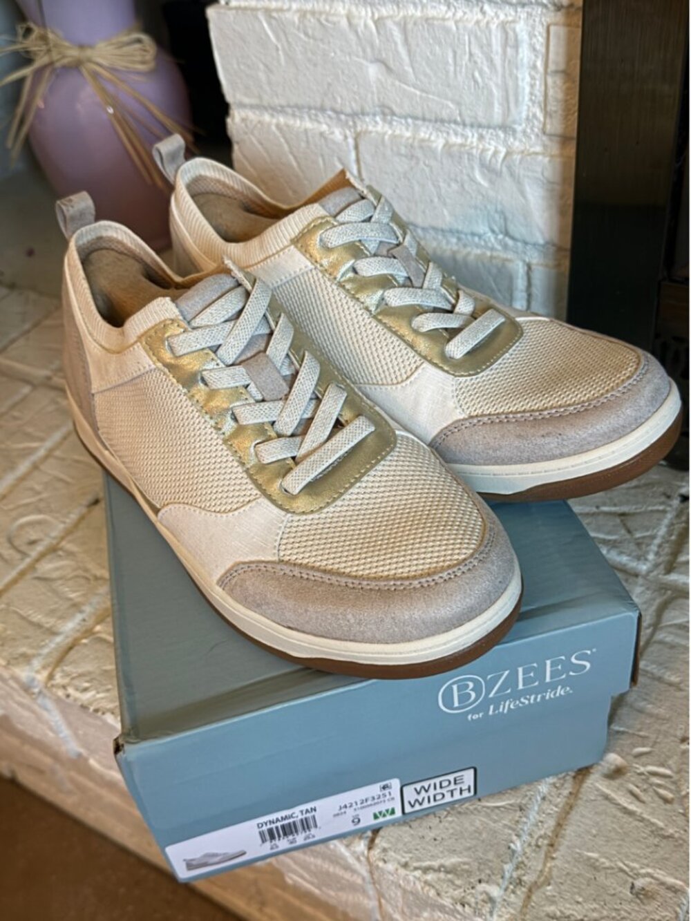 BZees Dynamic Sneakers Tan Cream 9W Wide Width NWOT Suede Trim